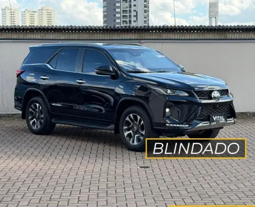TOYOTA HILUX SW4 2.8 D-4D TURBO DIESEL SRX PLATINUM 7L 4X4 AUTOMÁTICO