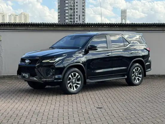 TOYOTA-HILUX SW4-2.8 D-4D TURBO DIESEL SRX PLATINUM 7L 4X4 AUTOMÁTICO TOYOTA-HILUX SW4-2025
