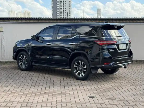 TOYOTA-HILUX SW4-2025