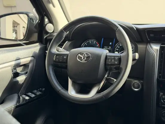 TOYOTA-HILUX SW4-2.8 D-4D TURBO DIESEL SRX PLATINUM 7L 4X4 AUTOMÁTICO TOYOTA-HILUX SW4-2025