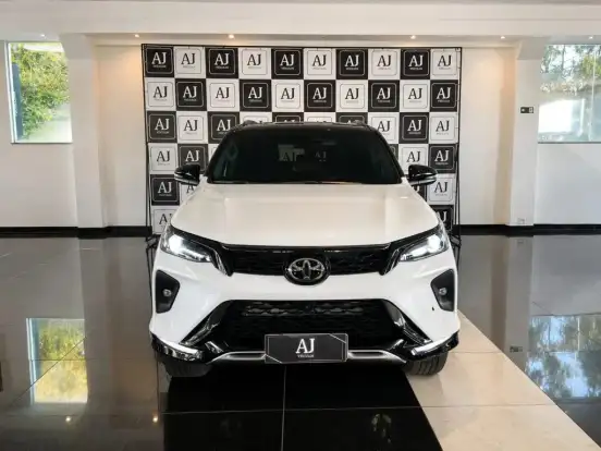 TOYOTA-HILUX SW4-2024