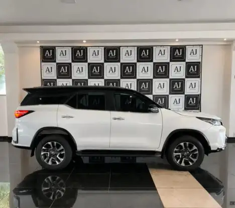 TOYOTA-HILUX SW4-2024