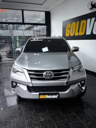 TOYOTA HILUX SW4 2.8 SRX 4X4 7 LUGARES 16V TURBO INTERCOOLER DIESEL 4P AUTOMÁTICO