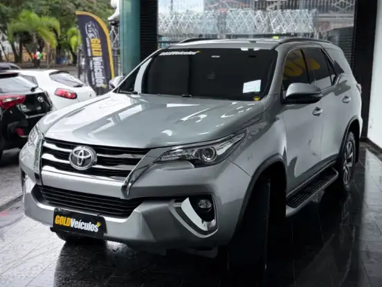 TOYOTA-HILUX SW4-2.8 SRX 4X4 7 LUGARES 16V TURBO INTERCOOLER DIESEL 4P AUTOMÁTICO TOYOTA-HILUX SW4-2019