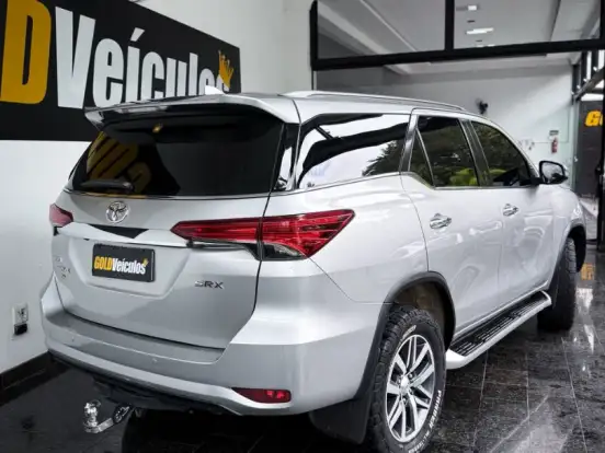 TOYOTA-HILUX SW4-2.8 SRX 4X4 7 LUGARES 16V TURBO INTERCOOLER DIESEL 4P AUTOMÁTICO TOYOTA-HILUX SW4-2019