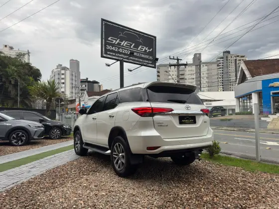 TOYOTA HILUX SW4 2.8 SRX 4X4 7 LUGARES 16V TURBO INTERCOOLER DIESEL 4P AUTOMÁTICO