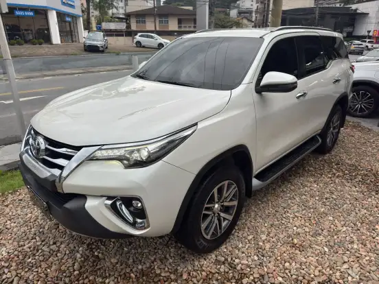 TOYOTA-HILUX SW4-2.8 SRX 4X4 7 LUGARES 16V TURBO INTERCOOLER DIESEL 4P AUTOMÁTICO TOYOTA-HILUX SW4-2019
