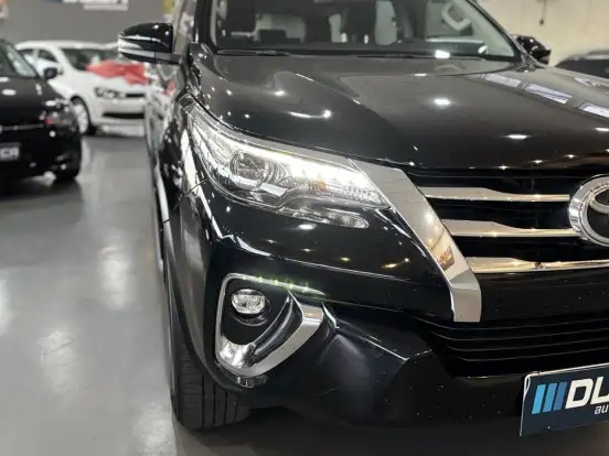 TOYOTA-HILUX SW4-2.8 SRX 4X4 7 LUGARES 16V TURBO INTERCOOLER DIESEL 4P AUTOMÁTICO TOYOTA-HILUX SW4-2018