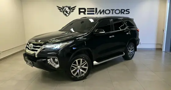 TOYOTA HILUX SW4 2.8 SRX 4X4 7 LUGARES 16V TURBO INTERCOOLER DIESEL 4P AUTOMÁTICO