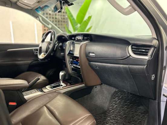 TOYOTA-HILUX SW4-2.7 SRV 7 LUGARES 4X2 16V FLEX 4P AUTOMÁTICO TOYOTA-HILUX SW4-2019