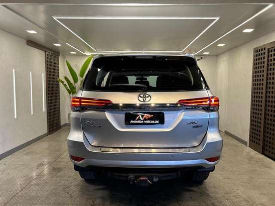 TOYOTA-HILUX SW4-2.7 SRV 7 LUGARES 4X2 16V FLEX 4P AUTOMÁTICO TOYOTA-HILUX SW4-2019
