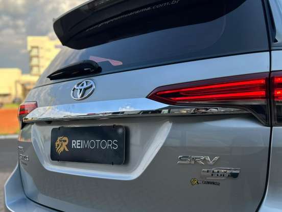 TOYOTA-HILUX SW4-2.7 SRV 7 LUGARES 4X2 16V FLEX 4P AUTOMÁTICO TOYOTA-HILUX SW4-2018