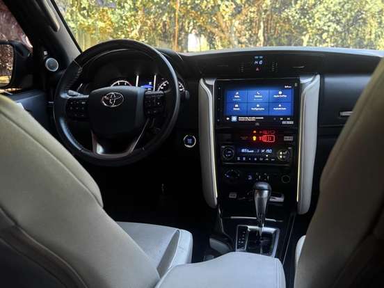 TOYOTA-HILUX SW4-2.8 D-4D TURBO DIESEL DIAMOND 7L 4X4 AUTOMÁTICO TOYOTA-HILUX SW4-2023