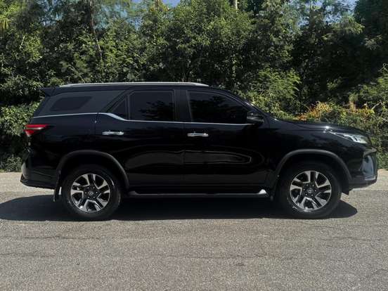TOYOTA-HILUX SW4-2023