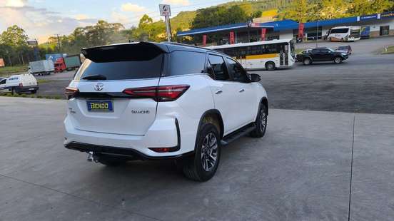 TOYOTA-HILUX SW4-2024