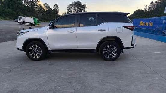 TOYOTA-HILUX SW4-2024