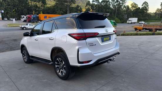 TOYOTA-HILUX SW4-2024