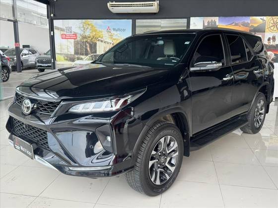 TOYOTA HILUX SW4 2.8 D-4D TURBO DIESEL DIAMOND 7L 4X4 AUTOMÁTICO