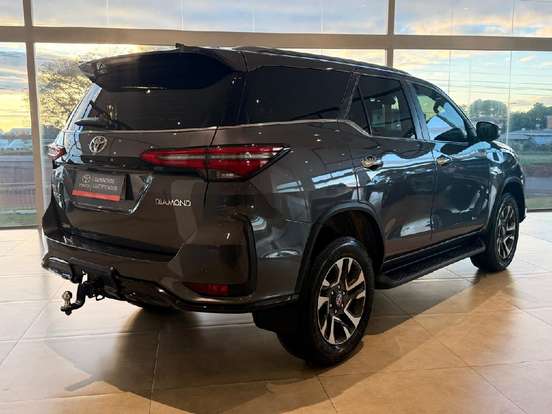 TOYOTA-HILUX SW4-2025