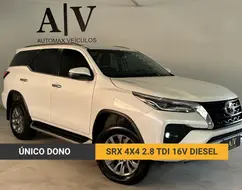 TOYOTA HILUX SW4 2.8 D-4D TURBO DIESEL SRX 4X4 AUTOMÁTICO TOYOTA HILUX SW4 2.8 D-4D TURBO DIESEL SRX 4X4 AUTOMÁTICO