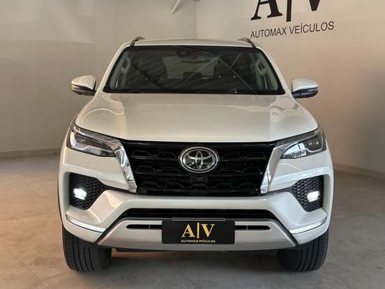 TOYOTA-HILUX SW4-2023