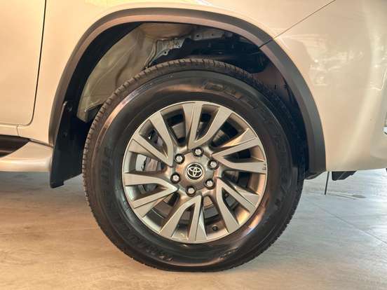 TOYOTA-HILUX SW4-2023