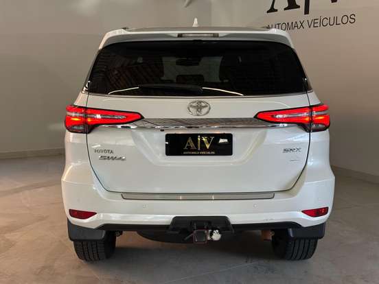 TOYOTA-HILUX SW4-2023