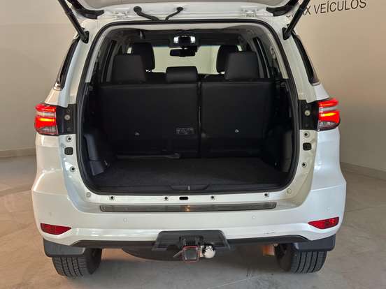 TOYOTA-HILUX SW4-2023