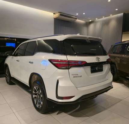 TOYOTA-HILUX SW4-2024