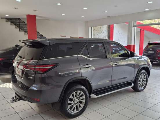 TOYOTA-HILUX SW4-2.8 D-4D TURBO DIESEL SRX 7L 4X4 AUTOMÁTICO TOYOTA-HILUX SW4-2023