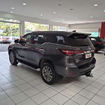 TOYOTA-HILUX SW4-2023