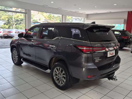 TOYOTA-HILUX SW4-2.8 D-4D TURBO DIESEL SRX 7L 4X4 AUTOMÁTICO TOYOTA-HILUX SW4-2023