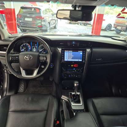TOYOTA-HILUX SW4-2023