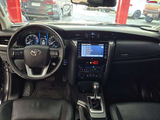 TOYOTA-HILUX SW4-2.8 D-4D TURBO DIESEL SRX 7L 4X4 AUTOMÁTICO TOYOTA-HILUX SW4-2023