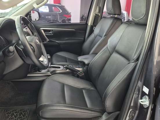 TOYOTA-HILUX SW4-2.8 D-4D TURBO DIESEL SRX 7L 4X4 AUTOMÁTICO TOYOTA-HILUX SW4-2023