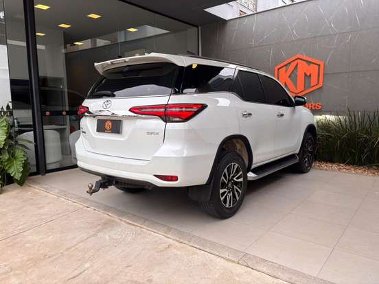 TOYOTA-HILUX SW4-2023