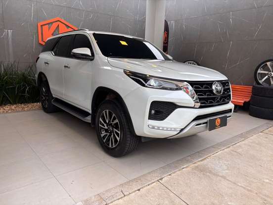 TOYOTA-HILUX SW4-2023