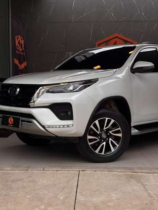 TOYOTA-HILUX SW4-2023