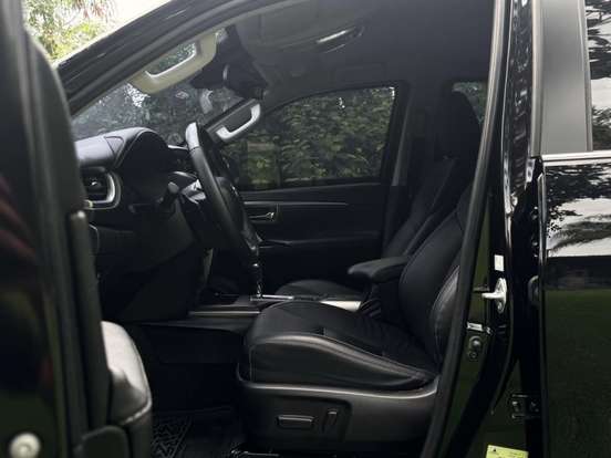 TOYOTA-HILUX SW4-2023