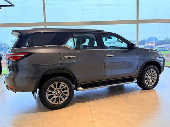 TOYOTA-HILUX SW4-2023