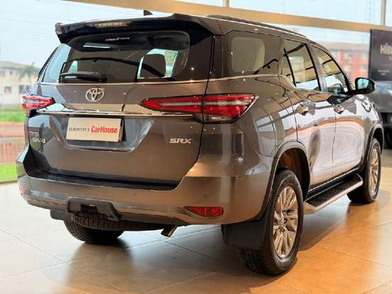 TOYOTA-HILUX SW4-2023