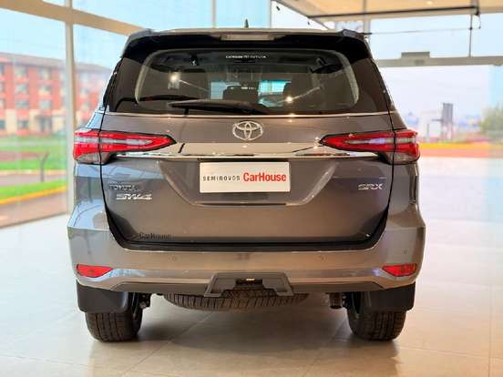 TOYOTA-HILUX SW4-2023
