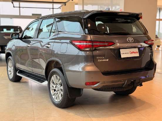 TOYOTA-HILUX SW4-2.8 D-4D TURBO DIESEL SRX 7L 4X4 AUTOMÁTICO TOYOTA-HILUX SW4-2023