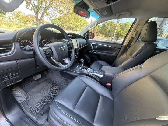 TOYOTA-HILUX SW4-2024