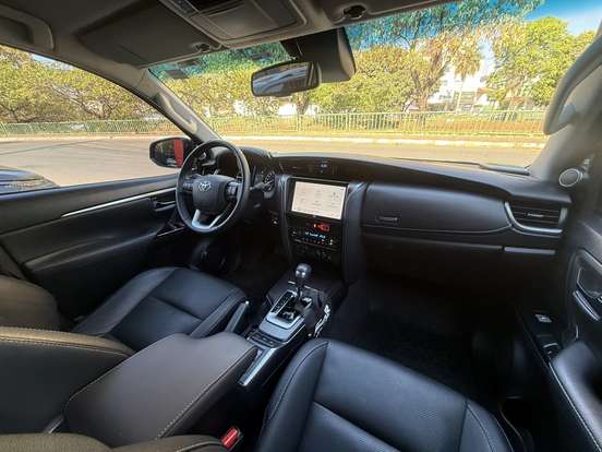 TOYOTA-HILUX SW4-2024