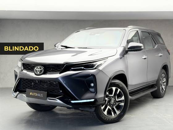 TOYOTA HILUX SW4 2.8 D-4D TURBO DIESEL SRX PLATINUM 7L 4X4 AUTOMÁTICO