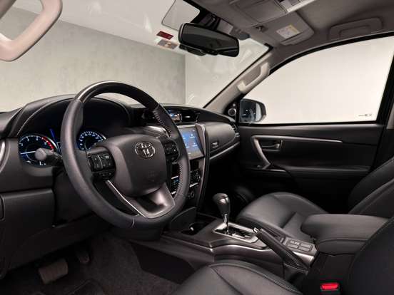 TOYOTA-HILUX SW4-2024