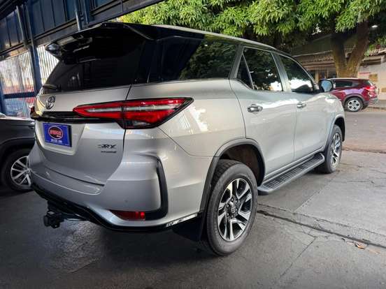 TOYOTA-HILUX SW4-2024