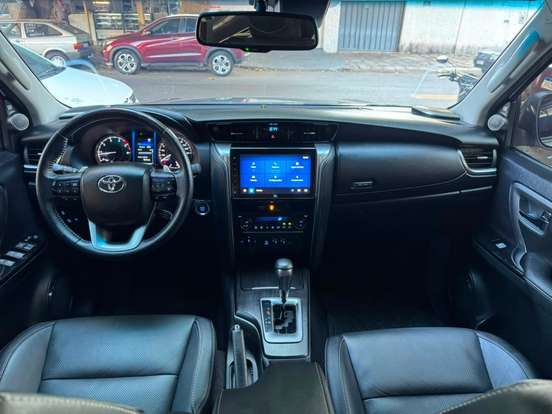 TOYOTA-HILUX SW4-2024