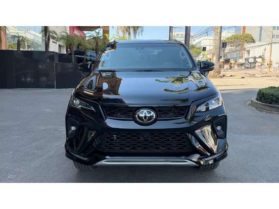 TOYOTA-HILUX SW4-2025